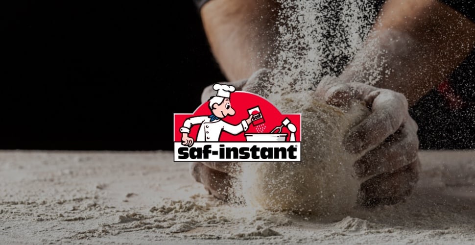 photo en couleur d'un boulanger préparant du pain avec logo Saf Instant en couleurs